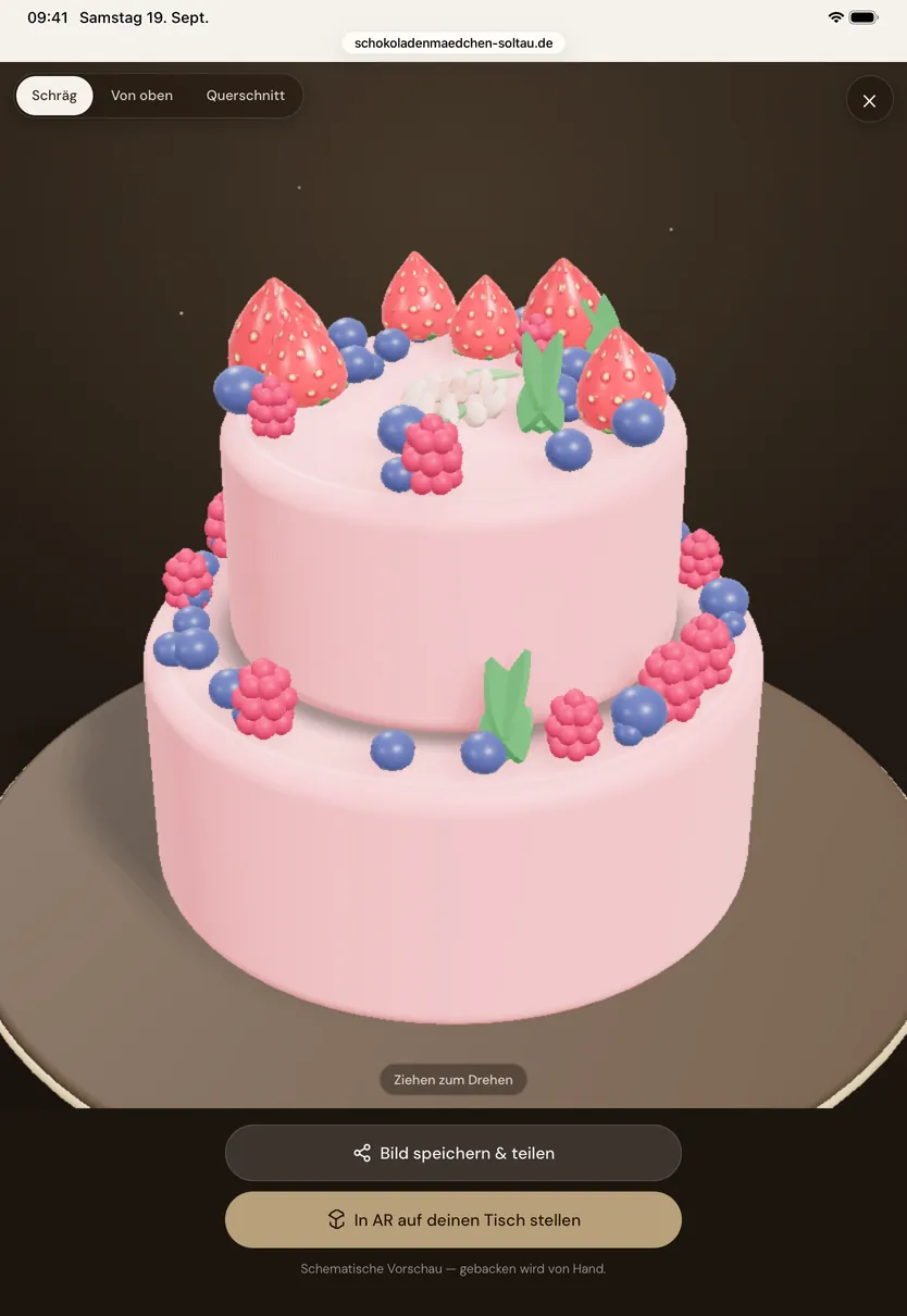 Der Tortenkonfigurator auf dem iPad in der 3D-Ansicht: eine zweistöckige Torte mit rosa Fondant, Erdbeeren, Himbeeren und Blaubeeren, darunter „Bild speichern & teilen“ und „In AR auf deinen Tisch stellen“.