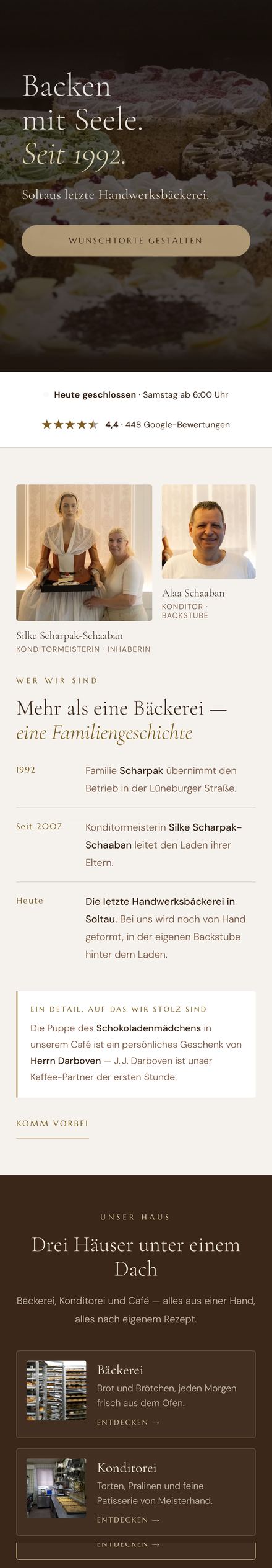 Die Startseite des Schokoladenmädchens am iPhone: „Backen mit Seele. Seit 1992.“, Öffnungszeiten, die Familiengeschichte und „Drei Häuser unter einem Dach“.